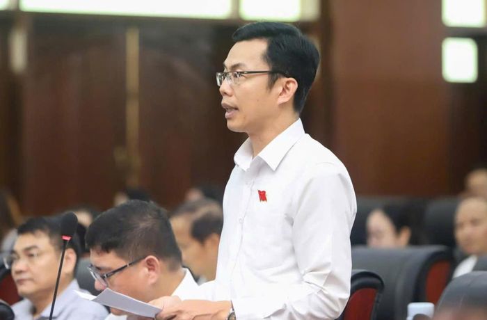 Đại biểu Lê Văn Dũng, Phó Trưởng ban Đô thị HĐND thành phố thảo luận tại kỳ họp
