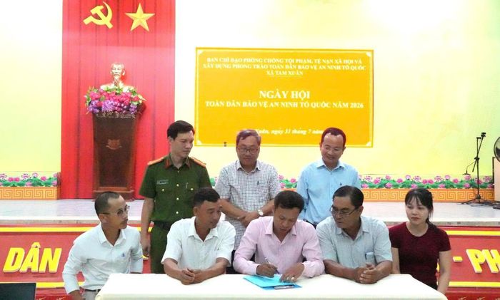 Các tổ chức chính trị xã hội, các cơ quan, đơn vị, trường học, Ban nhân dân thôn ký kết giao ước thi đua lập thành tích chào mừng kỷ niệm 21 năm Ngày hội Toàn dân BVANTQ. Ảnh: Ái Ly.