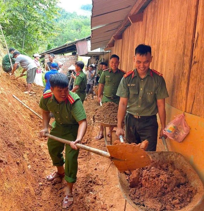 Công an xã, lực lượng an ninh cơ sở, Đoàn xã và người dân xúc đất đá sạt lở, dọn dẹp nhà cửa giúp các hộ dân bị đất sạt lở vào nhà.