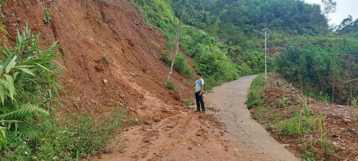 Lượng lớn đất đá sạt lở tràn xuống ra mặt đường, gây khó khăn cho việc đi lại của Nhân dân.