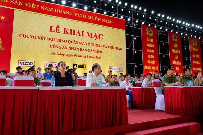 Tham dự buổi tổng duyệt có bà Nguyễn Thị Anh Thi và Thiếu tướng Nguyễn Hữu Hợp.