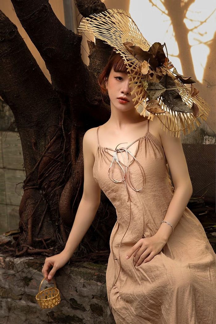 Trái với hào nhoáng thường thấy trên sàn diễn, thực tế của sinh viên ngành thiết kế là chuỗi ngày miệt mài trong xưởng may.