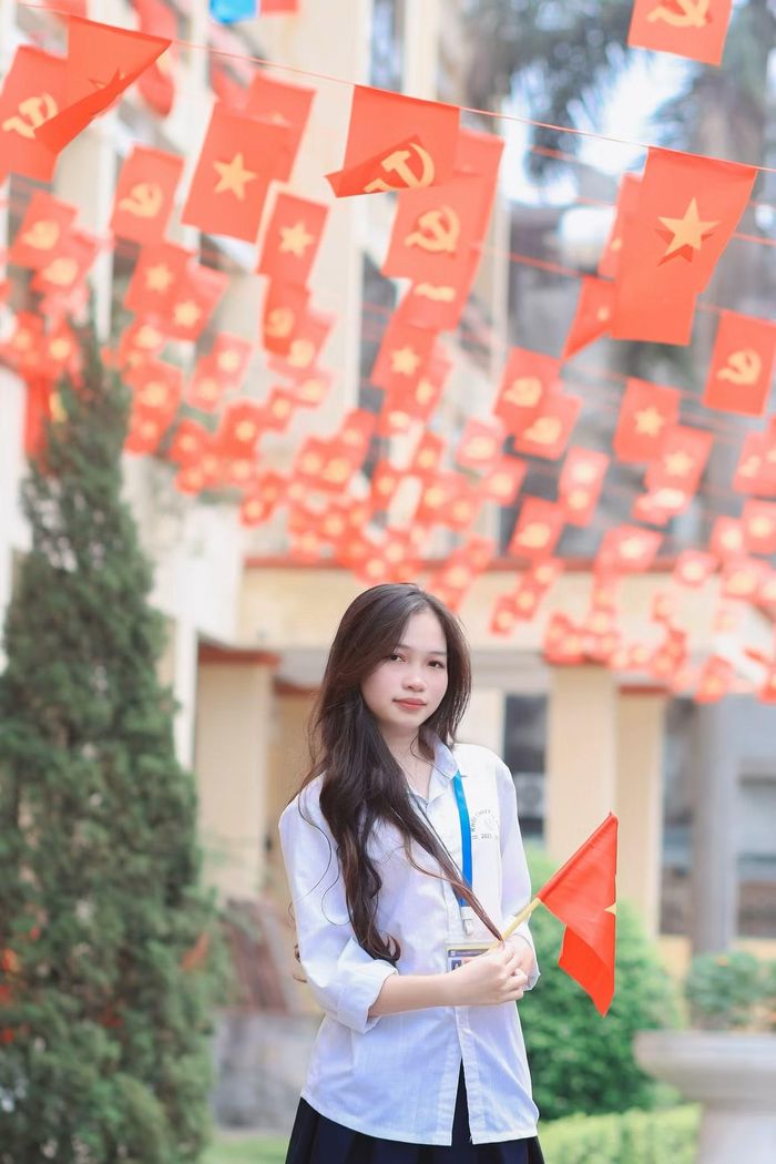 Khánh Ngọc là cựu học sinh trường THPT Chuyên Nguyễn Trãi (Hải Phòng). Ngay từ phổ thông, nữ sinh đã chủ động tham gia nhiều hoạt động để tích lũy trải nghiệm và chuẩn bị cho hành trình du học.
