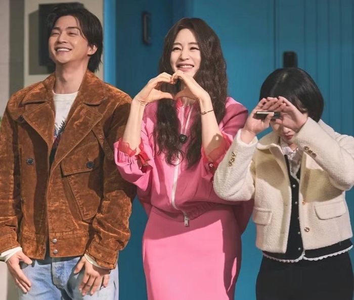 Kyung Hee (do Kim Hye Soo thủ vai) và gia đình dường như đã có được cuộc sống hoàn hảo sau khi chuyển đến một ngôi nhà sang trọng. Kyung Hee, một người tự lập thành công trên mạng xã hội, tận hưởng cuộc sống dường như lý tưởng, trong khi người chồng trẻ Jae Hong (Kim Ji Hoon) luôn bên cạnh với nụ cười ấm áp, tạo nên hình ảnh một gia đình hoàn hảo.