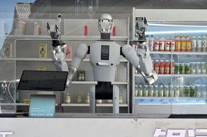 Một robot hình người đang nhận đơn đặt hàng tại một cửa hàng ki-ốt ở Bắc Kinh, Trung Quốc.