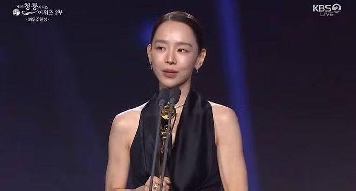Trong khi đó, Shin Hye Sun, người giành giải "Nữ diễn viên xuất sắc nhất" đã không khỏi bất ngờ: "Tôi thực sự không ngờ tới điều này. Đầu óc tôi trống rỗng. Tôi sẽ cố gắng hơn nữa để trở thành một diễn viên có thể mang đến những màn trình diễn tốt hơn nữa trong tương lai".