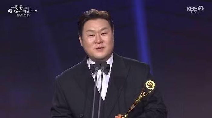'Ông chú đeo kính' Yoon Kyung Ho đã giành giải "Nam diễn viên phụ xuất sắc nhất" không giấu nổi xúc động: "Thực sự không thể tin được. Tôi đến đây với tâm trạng muốn vỗ tay vì đó là những diễn viên tuyệt vời lắm. Việc đến đây để tận hưởng việc được đề cử cùng với họ như là một lễ hội. Ở phòng chờ, anh Jeon Hyun Moo nói 'tôi hy vọng có tin tốt', rồi tôi nói 'nếu người khác nhận giải, thì dù là đùa cũng xin gọi tên tôi một lần'. Tôi thực sự tưởng là đùa. Xin lỗi. Tôi thực sự ngu ngốc quá. Cảm ơn các khán giả. Đây là một giải thưởng mà tôi không thể nhận được một mình. Nhờ có các đồng nghiệp cùng làm việc mà giải thưởng này mới có thể đến được với tôi. Bắt đầu từ Park Ji Hoon người nấu cơm, cảm ơn tất cả các diễn viên, đạo diễn, biên kịch và những người liên quan".