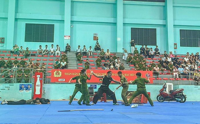  Các chiến sĩ áp dụng linh hoạt võ thuật công an nhân dân để khống chế đối tượng 