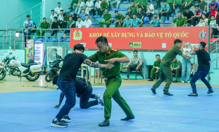  Mỗi bài thi là sự kết hợp giữa thể lực, kỹ thuật và bản lĩnh của người chiến sĩ công an 