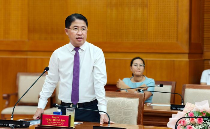  Đồng chí Phạm Hồng Sơn, Chánh Văn phòng Thành ủy TPHCM, phát biểu chỉ đạo tại hội nghị. Ảnh: NGUYỄN TÂN 