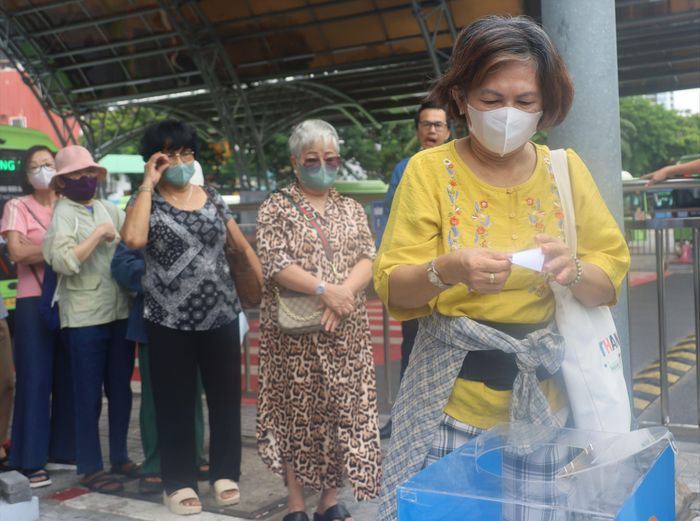  Hành khách bốc thăm trúng thưởng. Ảnh: QUỐC HÙNG 