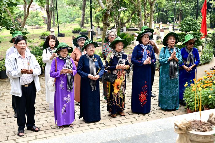  Đoàn đại biểu dâng hương mộ Tổng Bí thư Lê Hồng Phong. Ảnh: VĂN MINH 