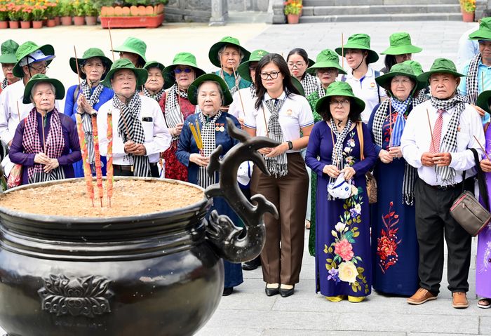  Đoàn đại biểu dâng hương tại Đền thờ Côn Đảo. Ảnh: VĂN MINH 