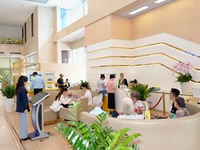 Khách hàng giao dịch tại Nam A Bank