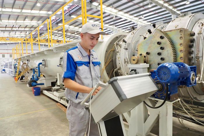  Người lao động làm việc trong nhà máy sản xuất nhựa HDPE đạt chuẩn môi trường. Ảnh: HOÀNG HÙNG 