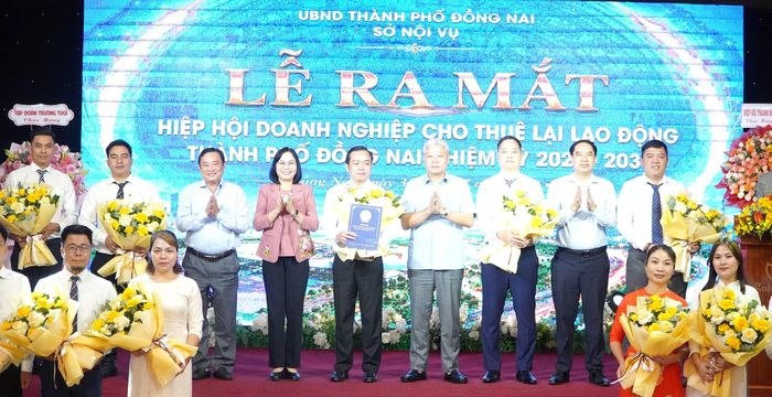  Lãnh đạo Bộ Nội vụ và UBND TP Đồng Nai tặng hoa chúc mừng Hiệp hội Doanh nghiệp cho thuê lại lao động TP Đồng Nai. Ảnh: PHÚ NGÂN 
