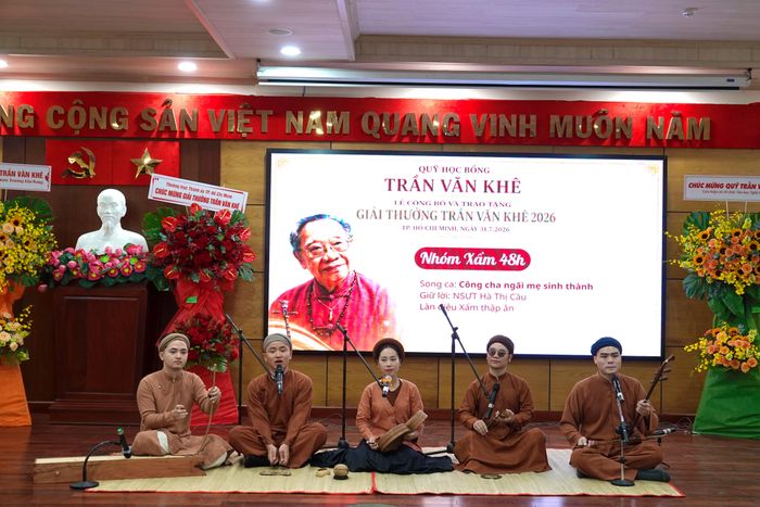  Tiết mục hát xẩm "Công cha ngãi mẹ sinh thành". Ảnh: THÚY BÌNH 