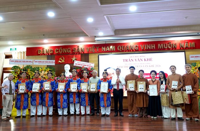  Phó Bí thư Thành ủy TPHCM Nguyễn Phước Lộc trao tặng Giải thưởng Trần Văn Khê cho Nhà hát Nghệ thuật truyền thống Cung đình Huế và nhóm Xẩm 48h. Ảnh: THÚY BÌNH 