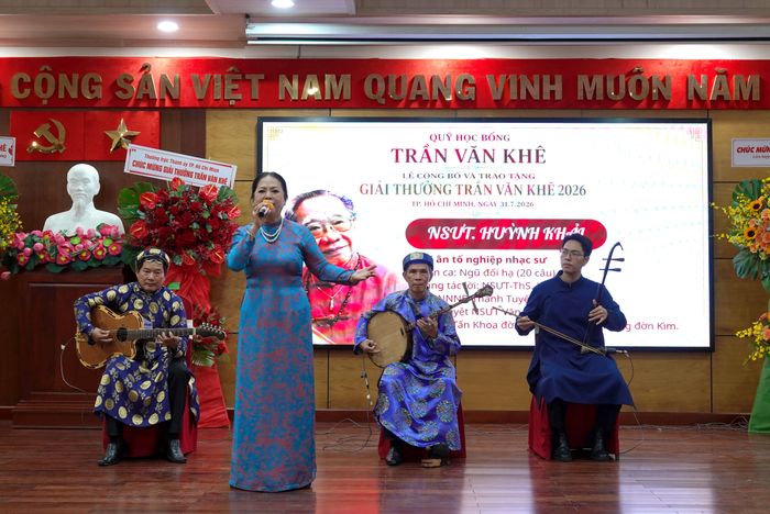  Tiết mục ngũ đối hạ "Tri ân Tổ nghiệp nhạc sư". Ảnh: THÚY BÌNH 