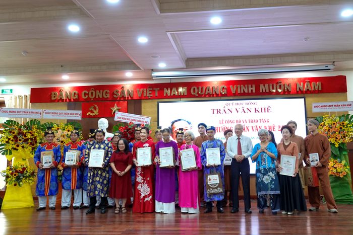  Đồng chí Phan Nguyễn Như Khuê và đồng chí Đinh Thị Thanh Thủy trao tặng Giải thưởng Trần Văn Khê cho các cá nhân tiêu biểu. Ảnh: THÚY BÌNH 