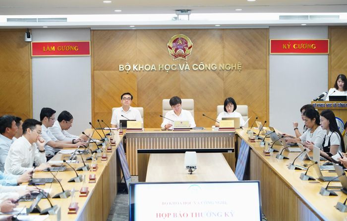 Quang cảnh cuộc họp báo thường kỳ Bộ KH-CN dưới sự chủ trì của Thứ trưởng Bùi Hoàng Phương. Ảnh: TRẦN BÌNH
