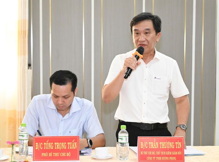  Đồng chí Trần Thượng Tín, Bí thư Chi bộ, Chủ tịch kiêm Giám đốc Công ty TNHH Hương Phong báo cáo với đoàn khảo sát. Ảnh: VIỆT DŨNG 