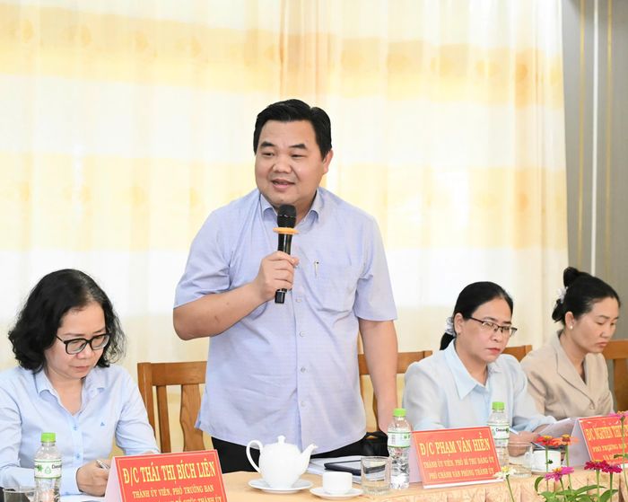  Phó Chánh Văn phòng Thành ủy TPHCM Phạm Văn Hiền trao đổi với Chi bộ Công ty Hương Phong. Ảnh: VIỆT DŨNG 