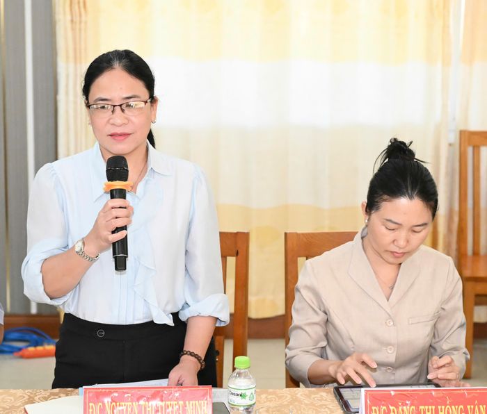  Phó Trưởng Ban Tuyên giáo và Dân vận Thành ủy TPHCM Nguyễn Thị Tuyết Minh trao đổi tại buổi khảo sát. Ảnh: VIỆT DŨNG 
