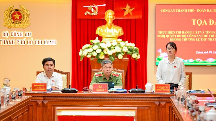 Phó trưởng Đoàn đại biểu Quốc hội chuyên trách khóa XVI TPHCM Trần Thị Diệu Thúy phát biểu tiếp thu các ý kiến đóng góp tại tọa đàm