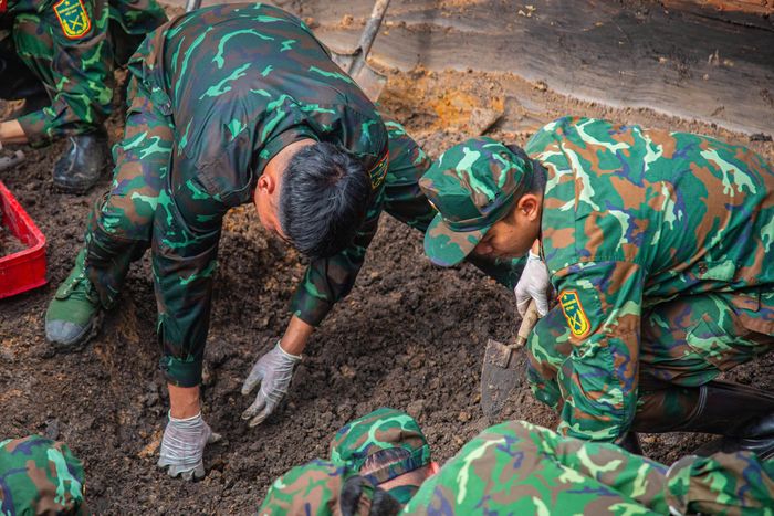  Các lực lượng thực hiện nhiệm vụ tìm kiếm, quy tập hài cốt liệt sĩ tại Công viên Lê Thị Riêng 