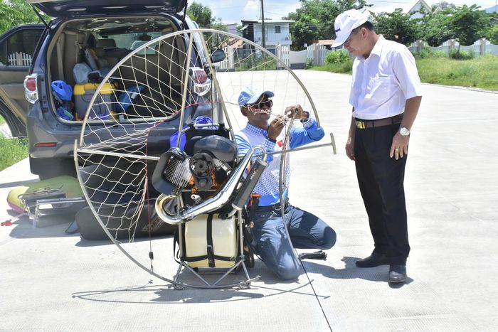 Công tác chuẩn bị cho hoạt động bay dù lượn. Ảnh: QUANG VŨ