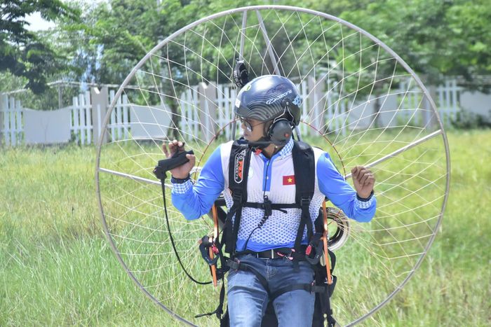 Liên đoàn Dù lượn và Diều bay Thể thao TPHCM chuẩn bị bay thực nghiệm dù lượn có động cơ tại phường Tân Hải. Ảnh: QUANG VŨ