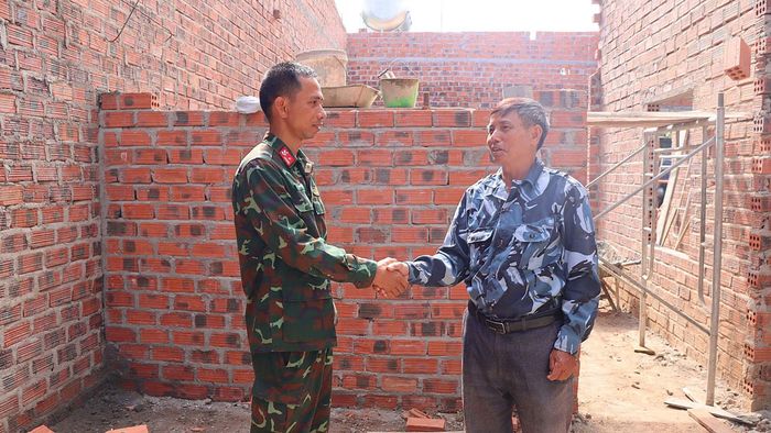  Ông Nguyễn Văn Tân (xã Ia Ly, tỉnh Gia Lai) bắt tay cảm ơn các chiến sỹ Trung đoàn 48 đã đồng hành, tham gia hỗ trợ xây dựng căn nhà. Ảnh: HỮU PHÚC 