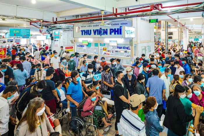  Người bệnh đến thăm khám tại Bệnh viện Chấn thương Chỉnh hình TPHCM. Ảnh: CHÍ HÙNG 