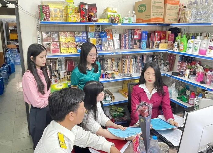 Hộ kinh doanh phải khai thuế, thông báo doanh thu, tài khoản ngân hàng, ví điện tử và nộp hồ sơ khai thuế theo quy định. Ảnh: LƯU THỦY