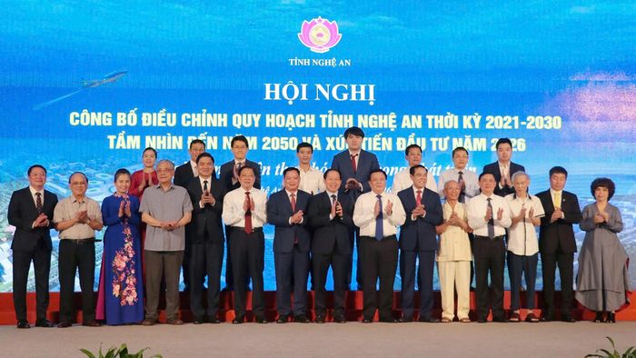 Các đại biểu dự hội nghị chụp ảnh lưu niệm