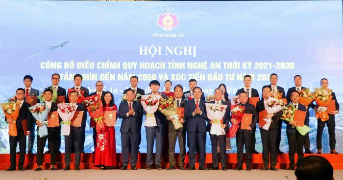 Lãnh đạo tỉnh trao quyết định chấp thuận chủ trương đầu tư, giấy chứng nhận đăng ký đầu tư