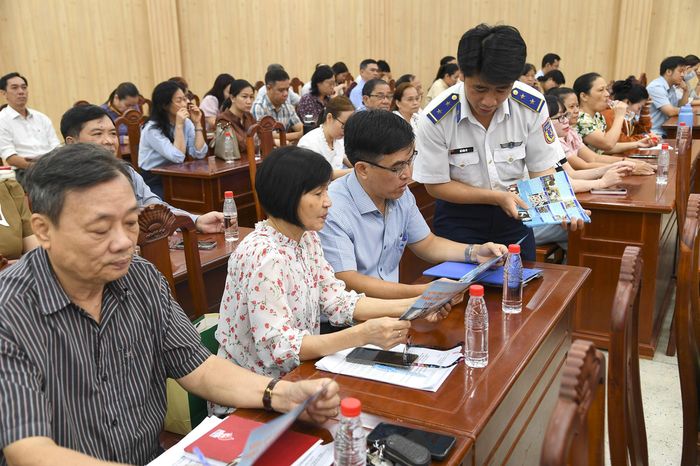  Cán bộ, chiến sĩ Bộ Tư lệnh Vùng Cảnh sát biển 3 tuyên truyền pháp luật cho cán bộ, đảng viên, công chức, viên chức phường An Đông (TPHCM) 