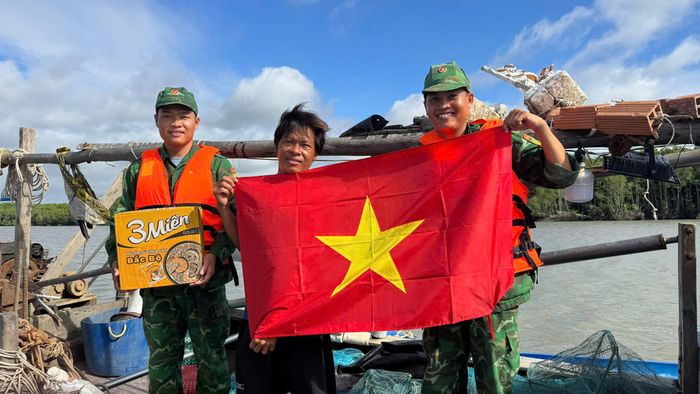  Cán bộ, đoàn viên Chi đoàn Đồn Biên phòng Cần Thạnh trao cờ Tổ quốc và quà tặng động viên ngư dân yên tâm vươn khơi, bám biển 