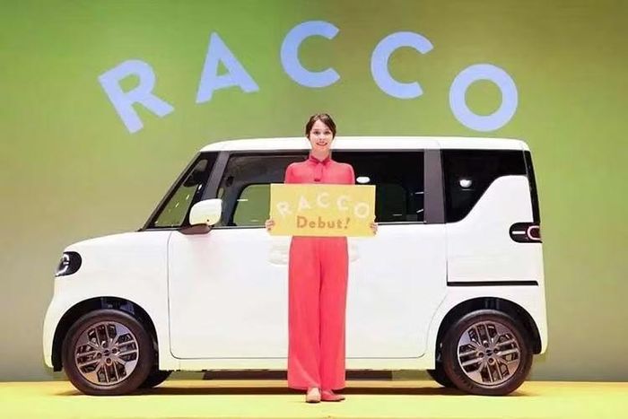 Bên trong, phiên bản cơ bản được trang bị tiêu chuẩn cụm đồng hồ kỹ thuật số 8 inch và màn hình thông tin giải trí 10,1 inch, trong khi các phiên bản cao cấp hơn nâng cấp lên màn hình cảm ứng lớn hơn 12,3 inch. Lưu ý rằng hầu hết các xe kei car đều không có màn hình trong cấu hình cơ bản. Toàn bộ dòng xe đều hỗ trợ cập nhật qua mạng (OTA) và được trang bị 6 túi khí.