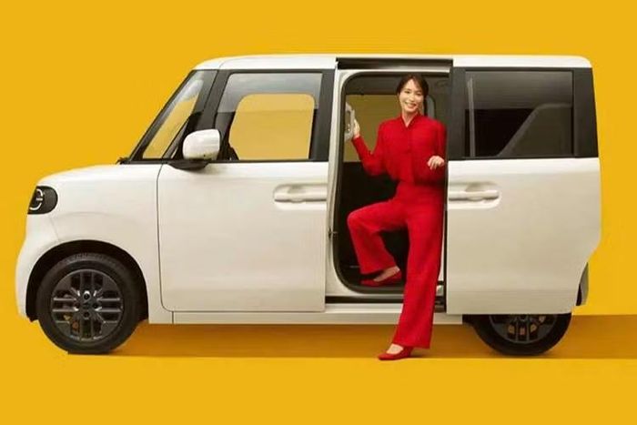 BYD Racco từng xuất hiện dưới dạng xe nguyên mẫu gần hoàn thiện vào hồi tháng 12/2025. Giờ đây, BYD đã công bố đầy đủ giá bán và thông số kỹ thuật cho toàn bộ các phiên bản của mẫu xe kei car thuần điện này. Điểm gây chú ý lớn nhất là giá khởi điểm chỉ khoảng 2,45 triệu yên (tương đương 394 triệu đồng).