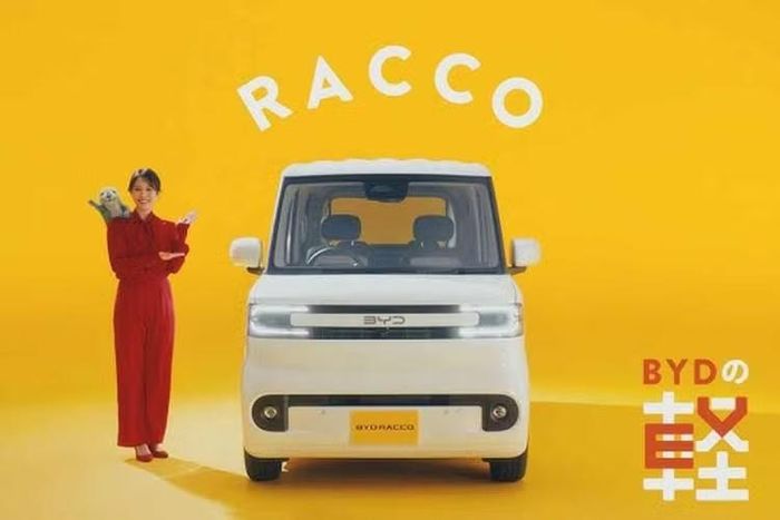 Về kiểu dáng, xe có dáng vẻ quen thuộc của dòng xe wagon và hình dáng vuông vức được thiết kế để tối đa hóa không gian nội thất trong khi vẫn tuân thủ các quy định nghiêm ngặt về kích thước đối với xe kei, với chiều dài 3.395 mm. Những yếu tố giúp BYD Racco nổi bật so với các đối thủ cạnh tranh bao gồm đèn LED hiện đại, cửa trượt tiện dụng và kiểu dáng cao hơn một chút.