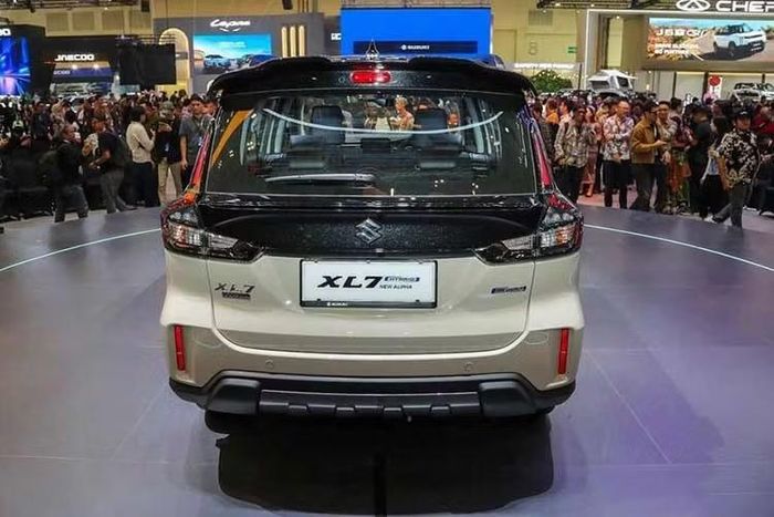 Ốp viền đen ngoại cỡ cho vòm bánh xe vẫn được giữ nguyên, cũng như đường viền bạc bên dưới ốp cửa. Phần đuôi xe cũng không có thay đổi đáng kể nào về kiểu dáng. Phiên bản nâng cấp mang đến hai màu ngoại thất mới cho thị trường Indonesia: Xanh xám băng - Đen và Đen cẩm thạch.