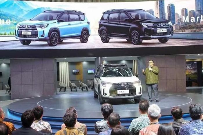 Hãng xe Suzuki đã ra mắt phiên bản nâng cấp của mẫu xe SUV lai MPV XL7 tại Triển lãm Ô tô Quốc tế GAIKINDO Indonesia 2026 đang diễn ra. Mẫu Suzuki XL7 2026 phiên bản nâng cấp này nhận được những cải tiến về ngoại hình và tính năng so với phiên bản hiện tại.