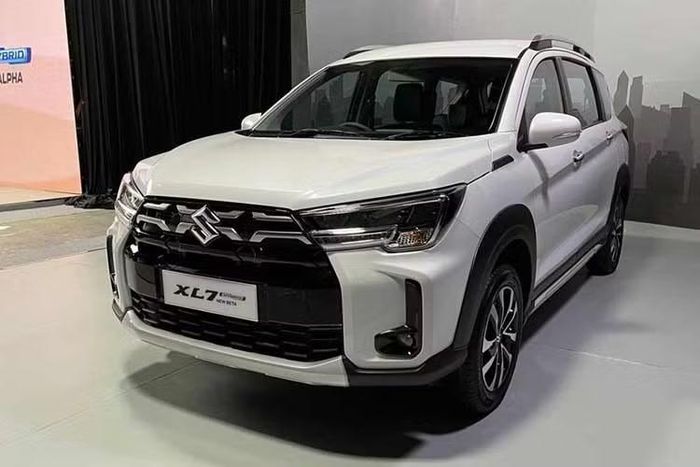 Suzuki không công bố thay đổi về thông số kỹ thuật của hệ truyền động, cho thấy XL7 2026 chủ yếu tập trung nâng cấp thiết kế và trang bị thay vì cải tiến khả năng vận hành. Xe được sản xuất tại nhà máy Cikarang ở Indonesia trước khi phân phối tại thị trường nội địa và xuất khẩu sang nhiều quốc gia khác, trong đó có Việt Nam.