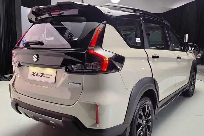 Trên các phiên bản cao cấp, động cơ này được kết hợp với hệ thống SHVS (Smart Hybrid Vehicle by Suzuki) – công nghệ hybrid nhẹ (mild hybrid) nhằm hỗ trợ tăng hiệu quả vận hành và cải thiện mức tiêu thụ nhiên liệu. Mức giá xe Suzuki XL7 2026 chưa được công bố nhưng dự kiến sẽ có giá cao hơn so với bản hiện tại.