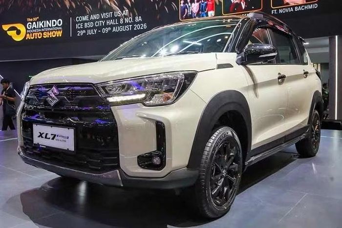 Suzuki XL7 2026 được nâng cấp trưng bày tại triển lãm ô tô ở Indonesia vẫn giữ nguyên kiểu dáng và tỷ lệ tổng thể quen thuộc. So với bản hiện tại, thay đổi rõ rệt nhất nằm ở phía trước với lưới tản nhiệt cao hơn và rộng hơn, trông SUV hơn. Mặt lưới được mạ chrome đen, với logo Suzuki là chi tiết mạ crôm duy nhất.