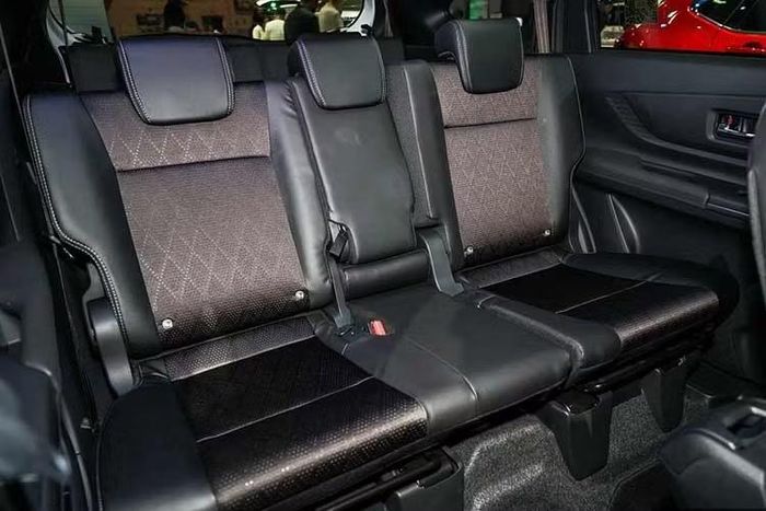 Tuy nhiên, chỉ phiên bản Q TSS Modellista được trang bị 6 túi khí, trong khi ba phiên bản còn lại chỉ có 2 túi khí. Ngoài ra, phiên bản tiêu chuẩn V cũng không được trang bị camera 360 độ và màn hình giải trí trung tâm 10 inch, thay vào đó là màn hình nhỏ hơn.