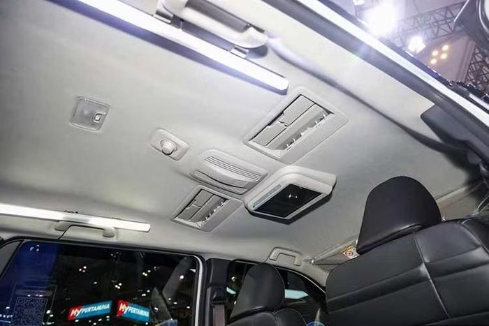 Hệ thống Toyota Safety Sense mới này mang đến sự an tâm tối đa cho người lái nhờ các tính năng chủ động tiên tiến như phanh tự động khẩn cấp, cảnh báo điểm mù, hỗ trợ giữ làn đường, cảnh báo phương tiện cắt ngang khi lùi và kiểm soát chống nhầm chân ga.