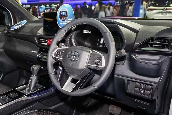 Hệ truyền động hybrid này tạo ra tổng công suất kết hợp 111 PS, đi kèm hộp số E-CVT và bộ pin dung lượng 0,7 kWh. Cấu hình này cũng đang được Toyota sử dụng trên các mẫu Vios Hybrid và Yaris Cross Hybrid.